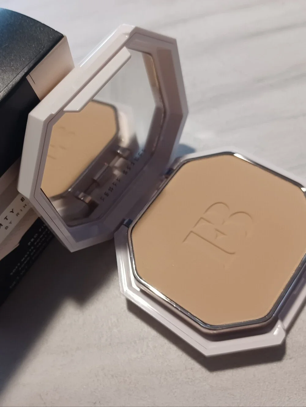 230 Fenty Beauty Soft Matte Powder FOUNDATION - Beige